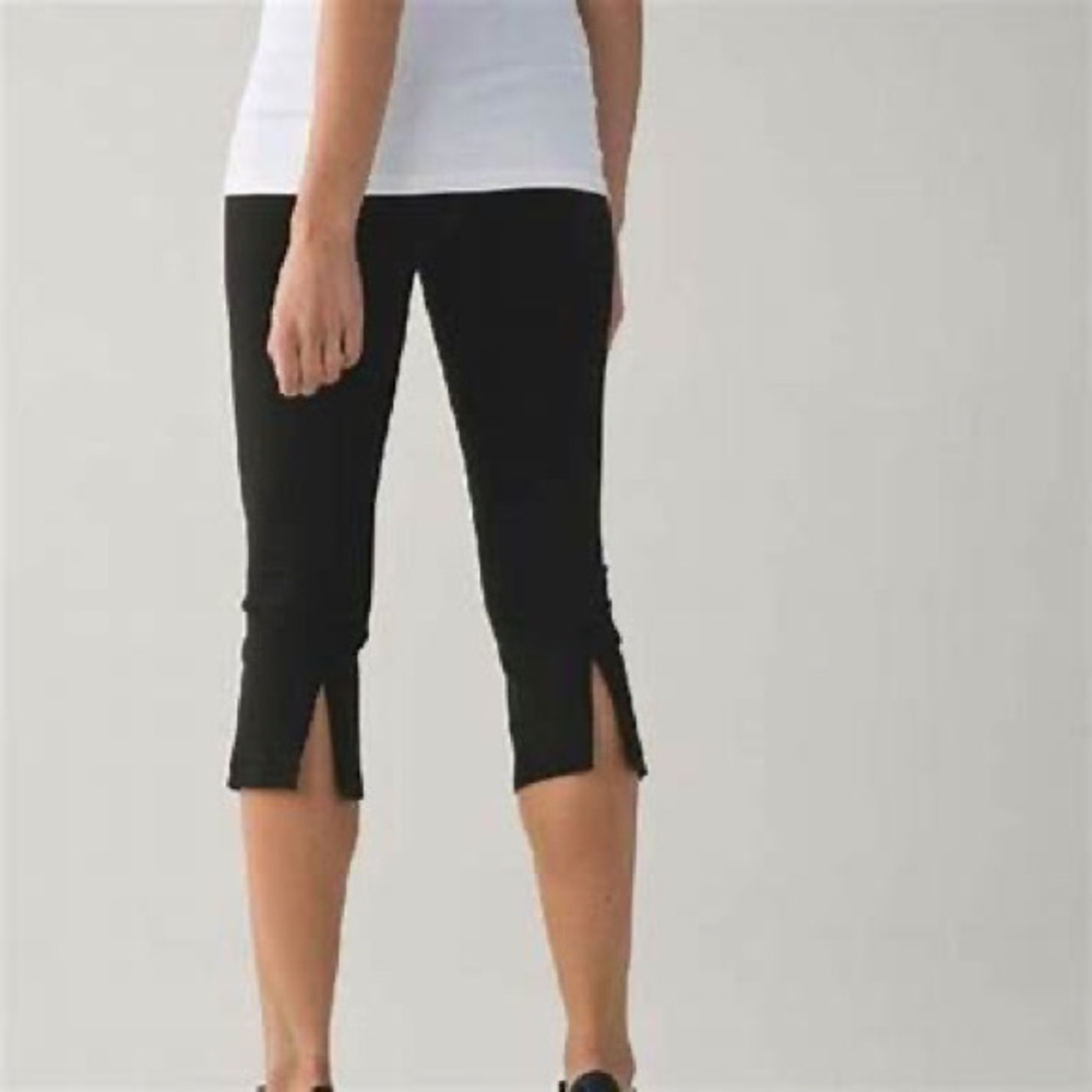 LULULEMON ATHLETICA SLIT BACK CAPRI
LEGGING SIZE 8